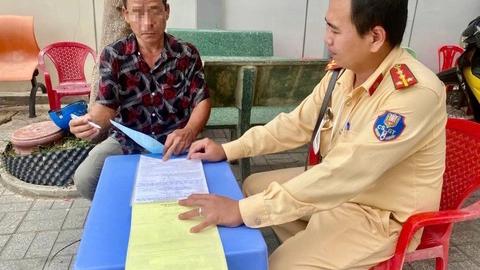 Xử lý người chạy xe máy biển số giả đạp ngã xe shipper