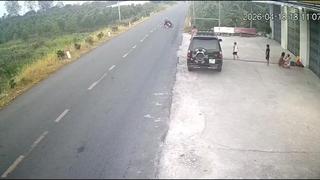 Trẻ nhỏ chơi bóng bên lề đường làm người đi xe máy tai nạn tử vong
