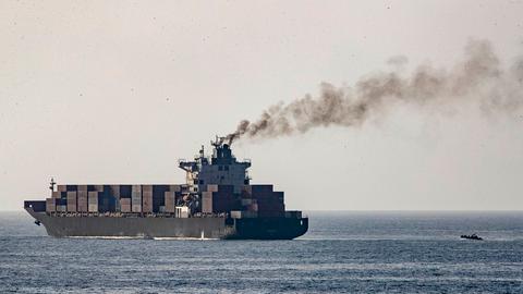 Nhiều vụ nổ súng vào các tàu quanh eo biển Hormuz