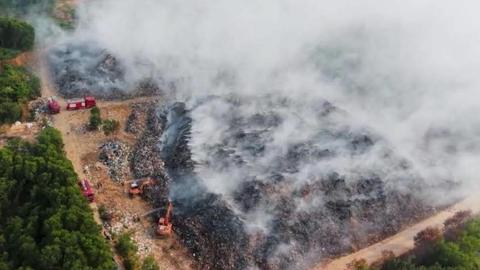 Tiếp tục khống chế đám cháy bãi rác 2 ha tại Nghệ An