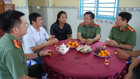 Hỗ trợ gia đình đồng chí Phạm Văn Mịch hy sinh khi thực hiện nhiệm vụ