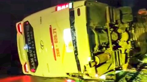 Xử lý vụ lật ô tô chở 39 hành khách tại Lào Cai