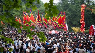 Hàng vạn người dân, du khách về dâng hương tại Đền Hùng