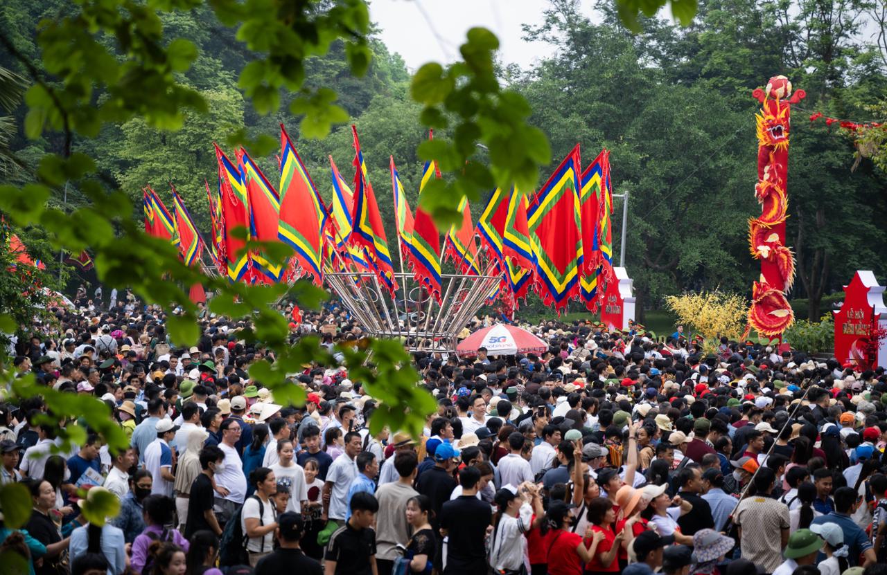 Hàng vạn người dân, du khách về dâng hương tại Đền Hùng