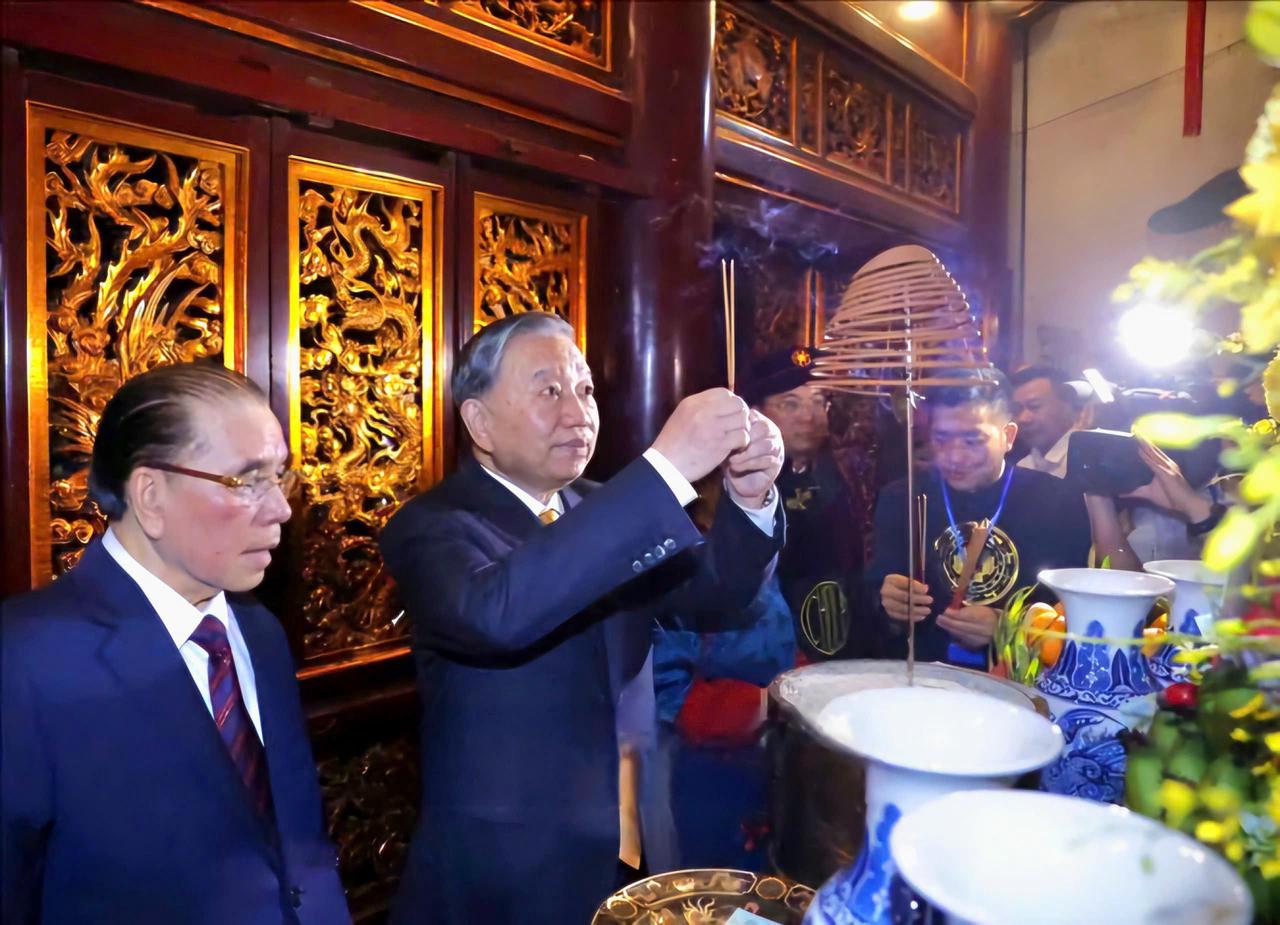 Tổng Bí thư, Chủ tịch nước Tô Lâm dâng hương tưởng niệm các Vua Hùng