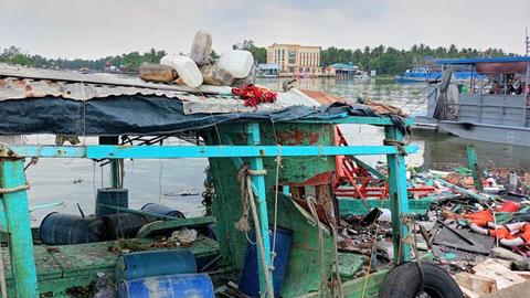 Cháy nổ tàu cá tại bến phà Tắc Cậu, 7 người bị thương