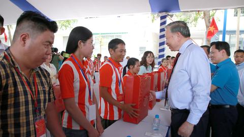 Tổng Bí thư, Chủ tịch nước Tô Lâm thăm, động viên công nhân, người lao động tại TP.HCM