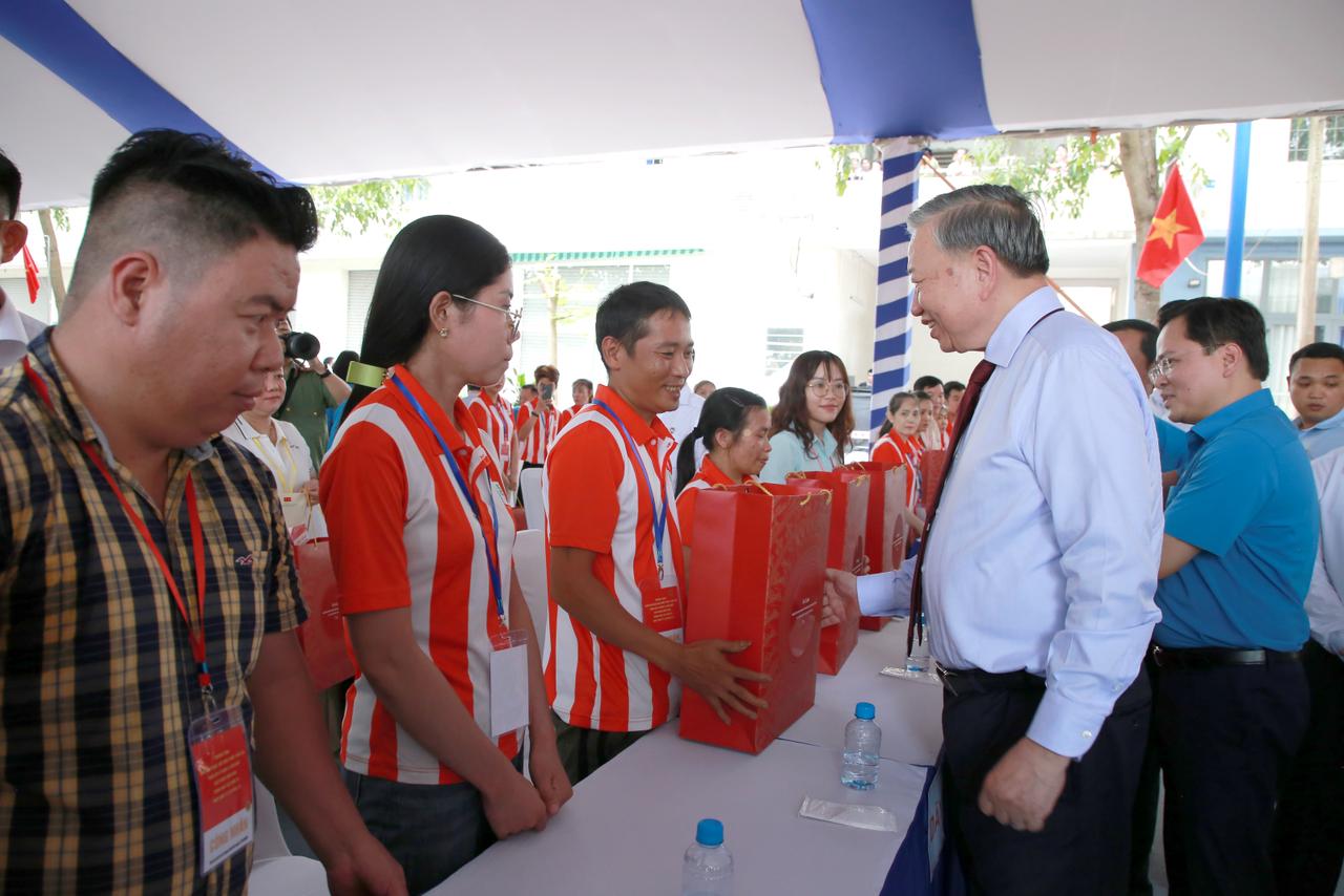 Tổng Bí thư, Chủ tịch nước Tô Lâm thăm, động viên công nhân, người lao động tại TP.HCM