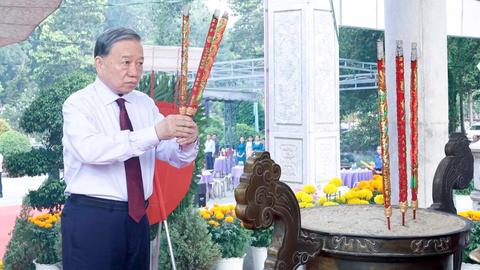 Tổng Bí thư, Chủ tịch nước Tô Lâm dâng hương tại Nghĩa trang Liệt sĩ Tân Biên