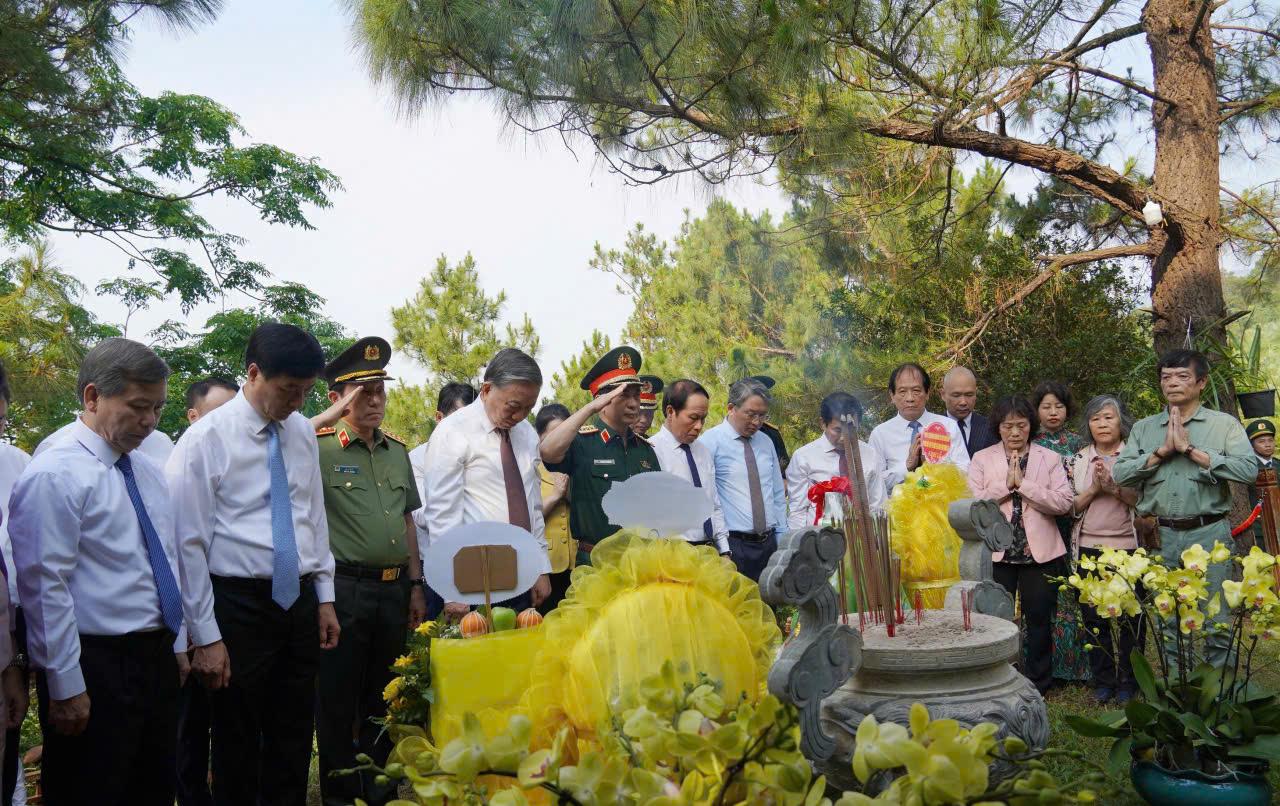 Tổng Bí thư, Chủ tịch nước Tô Lâm dâng hương tưởng niệm Đại tướng Võ Nguyên Giáp