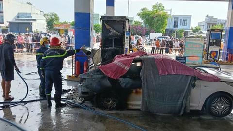 Vụ ô tô cháy tại cây xăng: Những người cứu hộ không biết có người trong xe