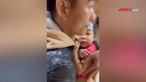 CSGT đưa cháu bé đi cứu bé kịp thời trong đêm