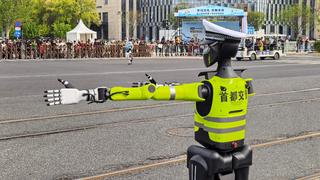 Trung Quốc ra mắt đội cảnh sát giao thông robot đầu tiên