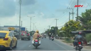 Cảnh sát giao thông kịp thời mở đường đưa bệnh nhân cấp cứu