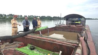Phát hiện phương tiện thủy khai thác cát trái phép trên sông Đào