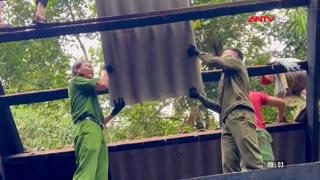 Công an giúp người dân lợp lại mái nhà sau mưa giông