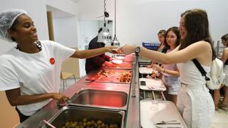 Pháp mở rộng bữa ăn 1 euro cho sinh viên