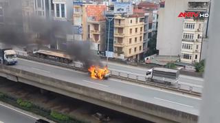 Ô tô cháy dữ dội trên Vành đai 3 trên cao, Hà Nội