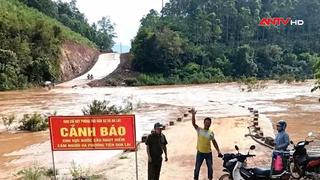 Học sinh phải băng rừng về nhà khi lũ đột ngột dâng cao