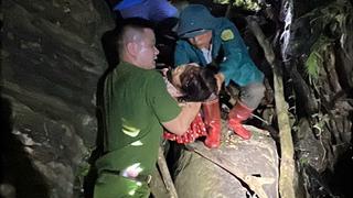Công an xã cùng nhân dân cứu cháu bé 5 tuổi bị lạc trong rừng lúc đêm tối