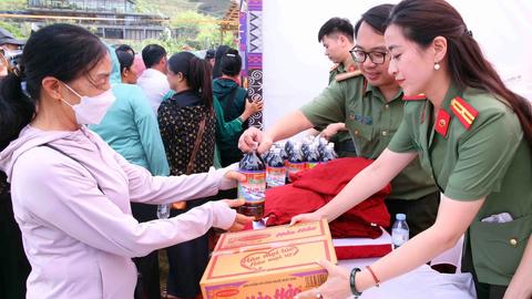 Độc đáo chợ phiên vùng cao tại Ngày hội “Vì bình yên bản làng”