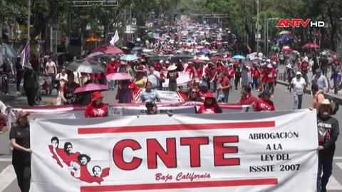 Hàng nghìn giáo viên Mexico tuần hành yêu cầu cải cách phúc lợi