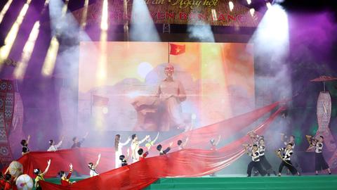 Rực sáng đêm hội “Vì bình yên bản làng” Rực sáng đêm hội “Vì bình yên bản làng”