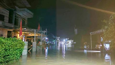 Nhiều khu dân cư tại Cao Bằng bị ngập sâu do mưa lớn