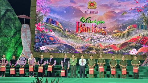Đa sắc màu những gian hàng “Vì bình yên bản làng”