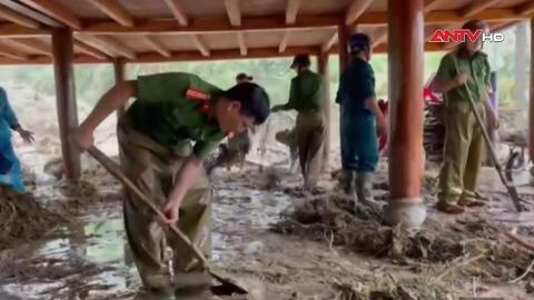 Công an xã Khuôn Lùng hỗ trợ người dân khắc phục hậu quả mưa lũ