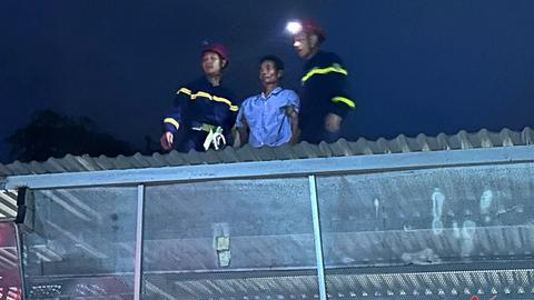 Công an Đắk Lắk giải cứu bệnh nhân tâm thần trên nóc nhà bệnh viện