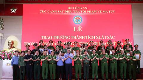 Khen thưởng tập thể, cá nhân có thành tích xuất sắc trong công tác phòng, chống tội phạm về ma tuý
