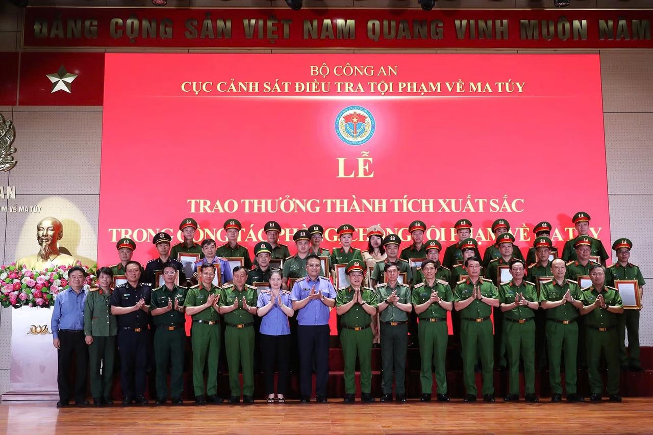 Khen thưởng tập thể, cá nhân có thành tích xuất sắc trong công tác phòng, chống tội phạm về ma tuý
