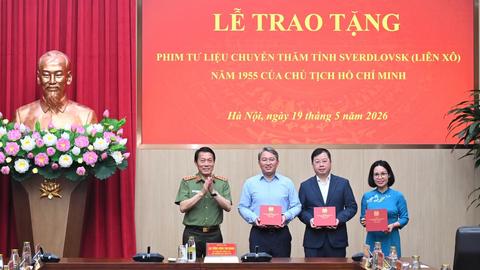Lễ trao tặng Phim tư liệu chuyến thăm tỉnh Sverdlovsk (Liên xô) năm 1955 của Chủ tịch Hồ Chí Minh