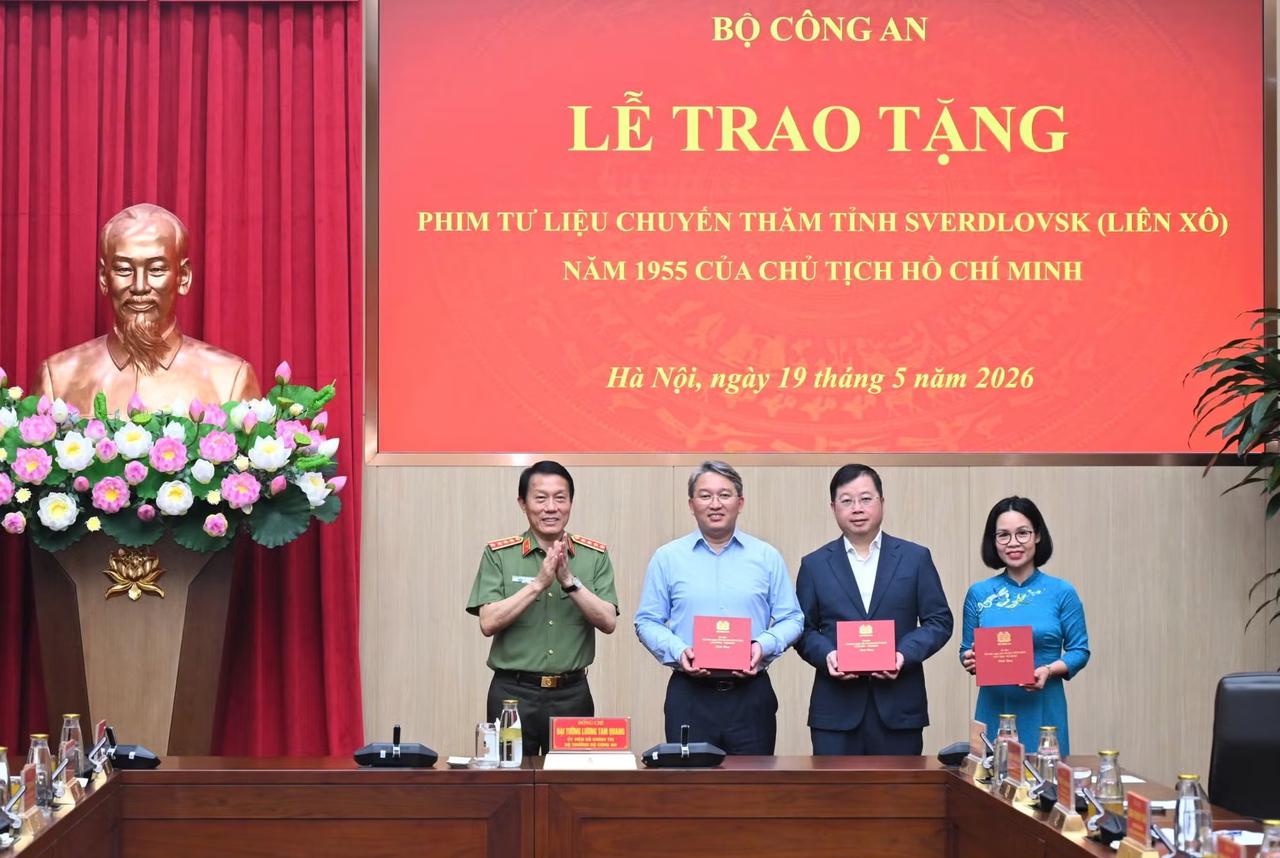 Lễ trao tặng Phim tư liệu chuyến thăm tỉnh Sverdlovsk (Liên xô) năm 1955 của Chủ tịch Hồ Chí Minh