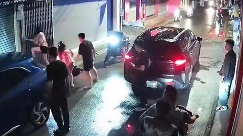 Tạm giữ hình sự thanh niên đuổi đánh hai cô gái giữa đêm 