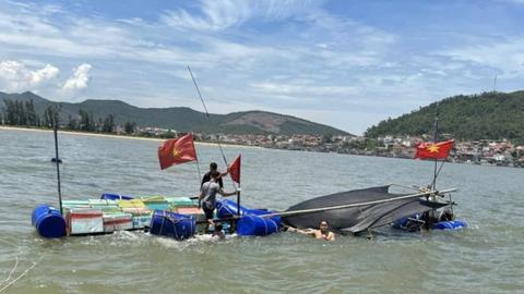 Kịp thời cứu 2 thuyền viên tàu cá bị chìm trên biển