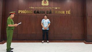 Khởi tố chủ hộ kinh doanh buôn bán giày, dép giả mạo nhãn hiệu