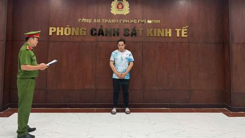 Khởi tố chủ hộ kinh doanh buôn bán giày, dép giả mạo nhãn hiệu
