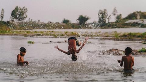 Mùa hè bên mép nước
