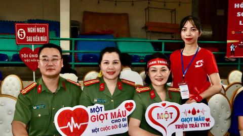 Nối vòng tay nhân ái từ những giọt máu hồng