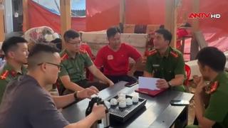 Công an xã Bản Hồ hỗ trợ cán bộ khó khăn sau mưa bão