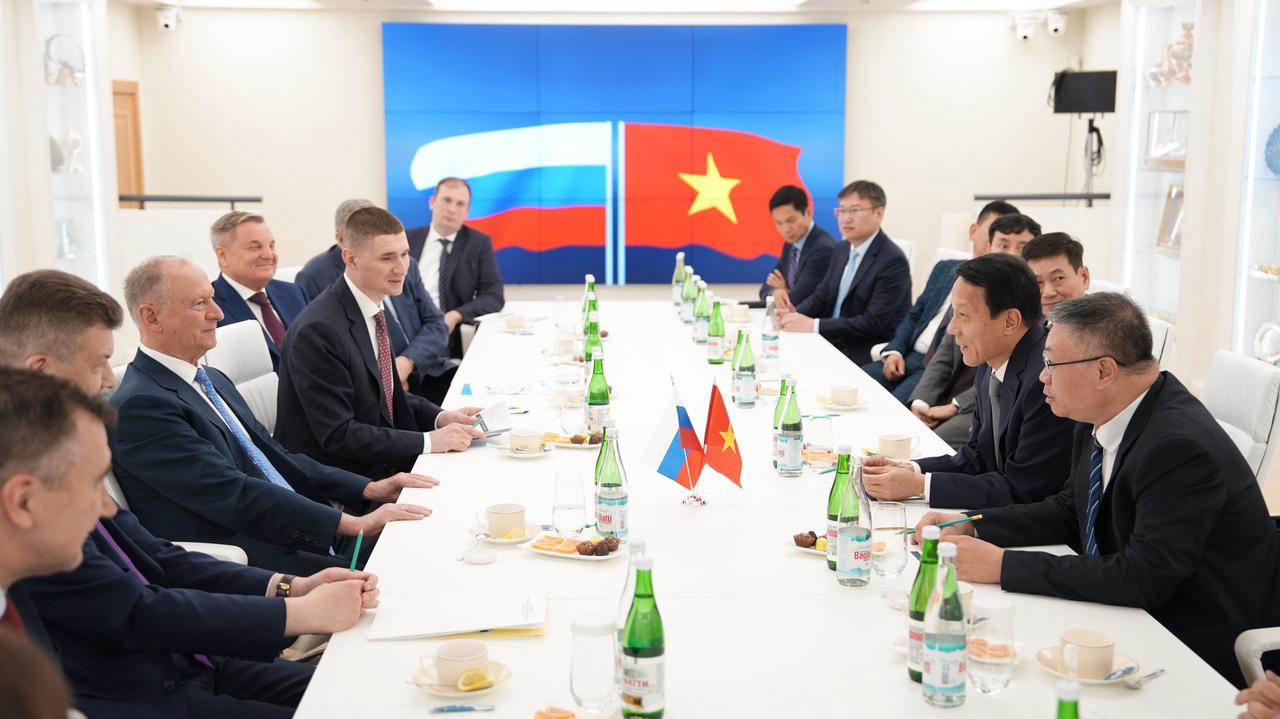 Bộ trưởng Lương Tam Quang hội đàm với Trợ lý Tổng thống, Chủ tịch Hội đồng biển Nga