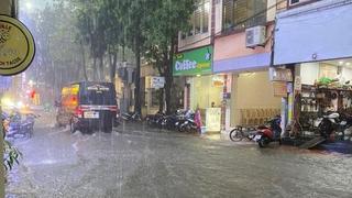 Hà Nội ngập và tắc nhiều tuyến đường sau cơn mưa lớn