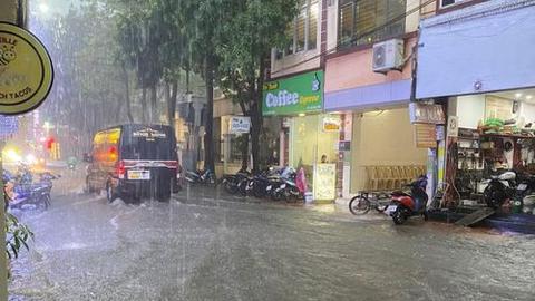 Hà Nội ngập và tắc nhiều tuyến đường sau cơn mưa lớn