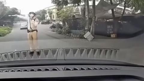 Xác minh vụ tài xế đi sai làn, tranh cãi với CSGT 