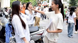 Các thí sinh hoàn thành kỳ thi vào lớp 10 công lập Hà Nội