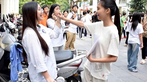 Các thí sinh hoàn thành kỳ thi vào lớp 10 công lập Hà Nội