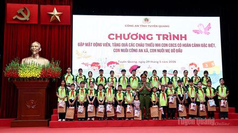 Lan tỏa yêu thương từ những nét vẽ, trang viết