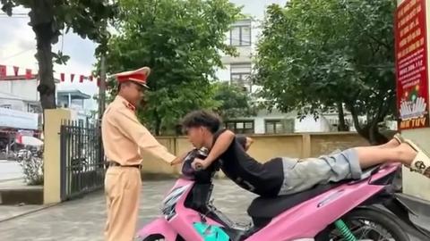 Xử phạt thanh niên nằm sấp điều khiển xe máy